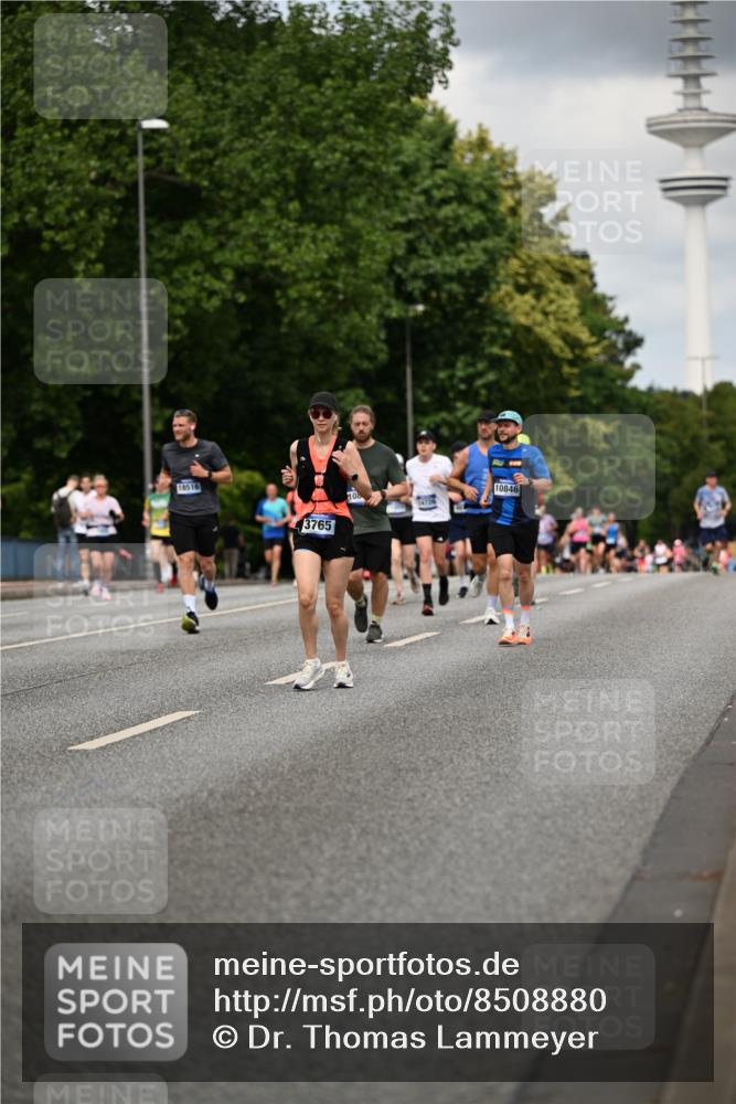 29.06.2025 - hella hamburg halbmarathon Dr. Thomas Lammeyer http://msf.ph/oto/8508880 29.06.2025 10:30:18 Kennedybrücke 1093, 1305, 2278, 3765, 3961, 3963, 4378, 5028, 5564, 6478, 6663, 7069, 8079, 8881, 9186, 9573, 10219, 10845, 10846 meine-sportfotos.de