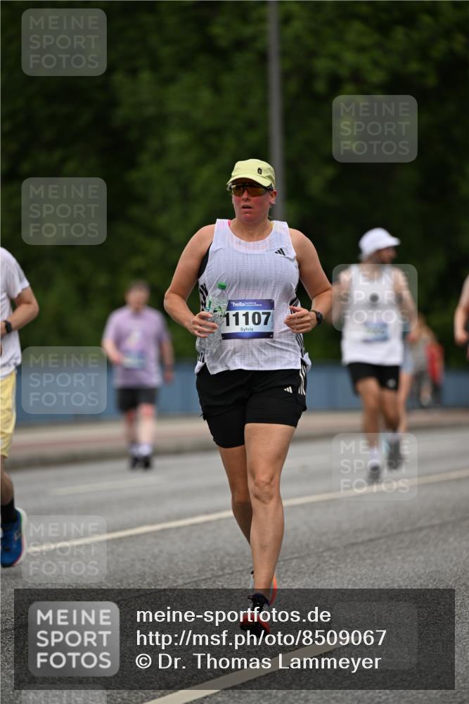 29.06.2025 - hella hamburg halbmarathon Dr. Thomas Lammeyer http://msf.ph/oto/8509067 29.06.2025 10:30:58 Kennedybrücke 1300, 1973, 2306, 2775, 3617, 4267, 4268, 4315, 4358, 4844, 5494, 6159, 6625, 6637, 6905, 7929, 8281, 8306, 8674, 8942, 9811, 10104, 11110, 11256 meine-sportfotos.de
