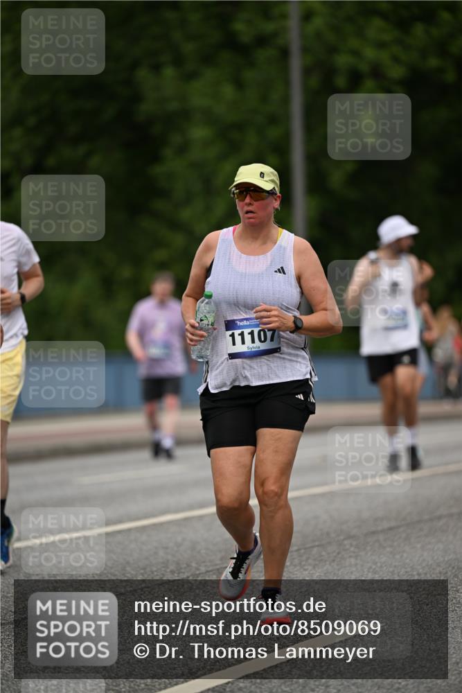 29.06.2025 - hella hamburg halbmarathon Dr. Thomas Lammeyer http://msf.ph/oto/8509069 29.06.2025 10:30:58 Kennedybrücke 1300, 1973, 2306, 2775, 3617, 4267, 4268, 4315, 4358, 4844, 5494, 6159, 6625, 6637, 6905, 7929, 8281, 8306, 8674, 8942, 9811, 10104, 11110, 11256 meine-sportfotos.de