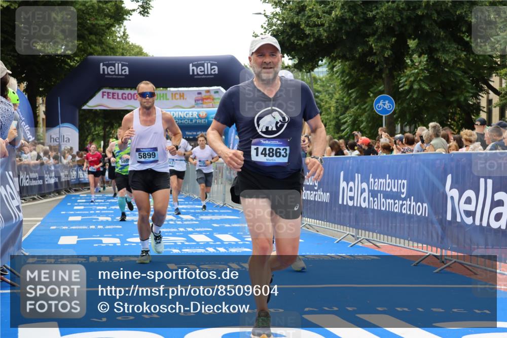 29.06.2025 - hella hamburg halbmarathon Strokosch-Dieckow http://msf.ph/oto/8509604 29.06.2025 11:16:19 Ziel 1083, 2548, 2834, 2989, 5264, 5266, 5397, 5807, 5899, 7291, 7360, 8046, 14670, 14863, 15740, 16579, 16921, 17200, 17510, 17616, 17628 meine-sportfotos.de