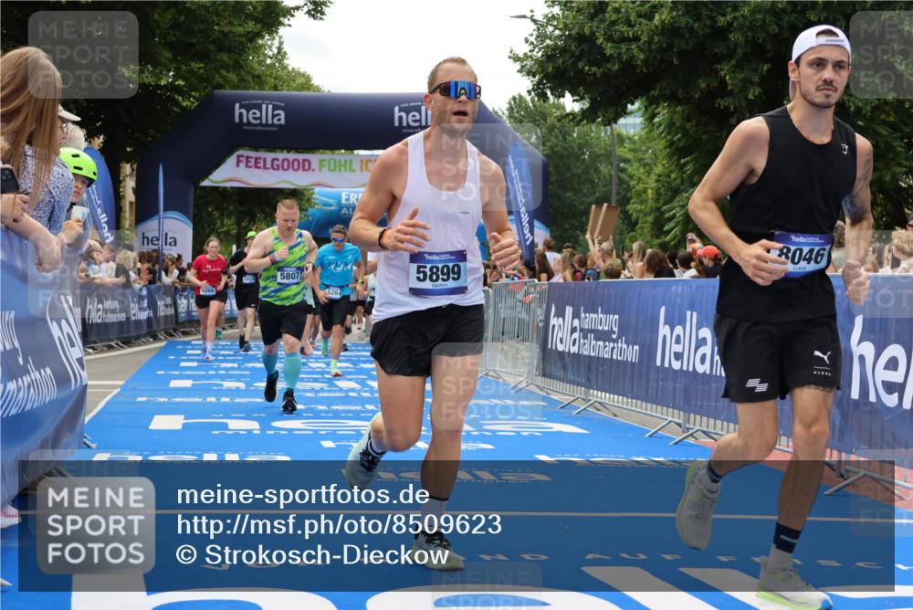 29.06.2025 - hella hamburg halbmarathon Strokosch-Dieckow http://msf.ph/oto/8509623 29.06.2025 11:16:20 Ziel 1083, 2834, 2989, 5264, 5266, 5397, 5807, 5899, 7360, 8046, 14670, 14863, 15740, 16579, 16921, 17200, 17510, 17616, 17628 meine-sportfotos.de