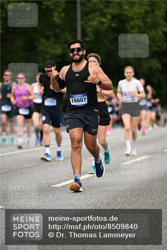 29.06.2025 - hella hamburg halbmarathon Dr. Thomas Lammeyer http://msf.ph/oto/8509840 29.06.2025 10:32:37 Kennedybrücke 2688, 4834, 5604, 5939, 6102, 6259, 6345, 7169, 7497, 7667, 9642, 9653, 9654, 9716, 10412, 10413 meine-sportfotos.de