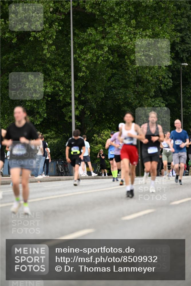 29.06.2025 - hella hamburg halbmarathon Dr. Thomas Lammeyer http://msf.ph/oto/8509932 29.06.2025 10:32:47 Kennedybrücke 2688, 3731, 4161, 4834, 5604, 5718, 6102, 6259, 6345, 7169, 8056, 9642, 9653, 9654, 9716, 10434, 10808 meine-sportfotos.de