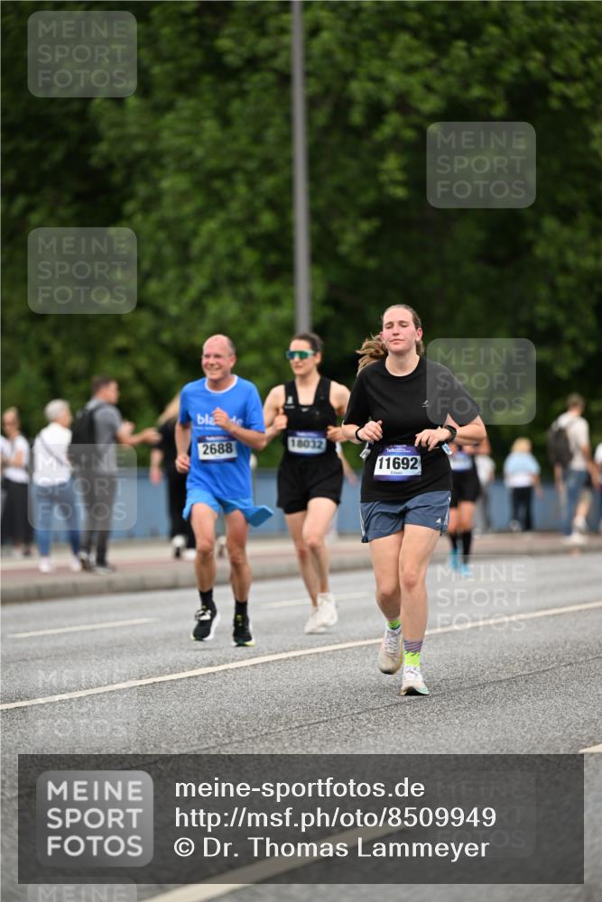 29.06.2025 - hella hamburg halbmarathon Dr. Thomas Lammeyer http://msf.ph/oto/8509949 29.06.2025 10:32:49 Kennedybrücke 2688, 3731, 4161, 4834, 5604, 5718, 6259, 6345, 7169, 8056, 9642, 9653, 9654, 9716, 10434, 10808 meine-sportfotos.de