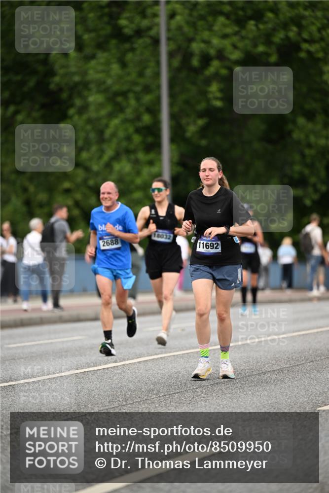 29.06.2025 - hella hamburg halbmarathon Dr. Thomas Lammeyer http://msf.ph/oto/8509950 29.06.2025 10:32:49 Kennedybrücke 2688, 3731, 4161, 4834, 5604, 5718, 6259, 6345, 7169, 8056, 9642, 9653, 9654, 9716, 10434, 10808 meine-sportfotos.de