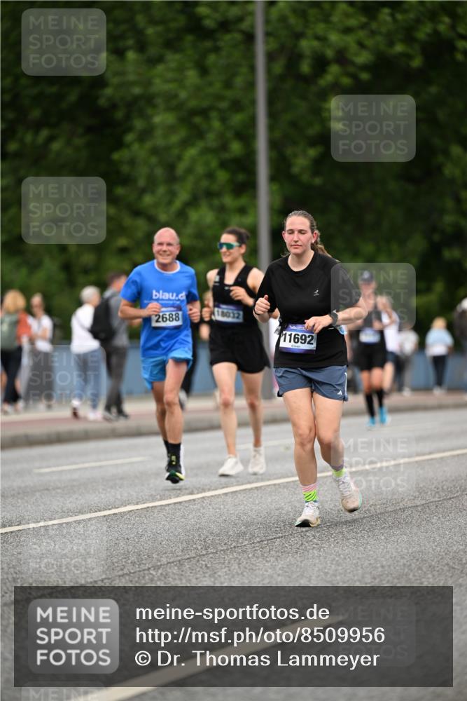 29.06.2025 - hella hamburg halbmarathon Dr. Thomas Lammeyer http://msf.ph/oto/8509956 29.06.2025 10:32:49 Kennedybrücke 2688, 3731, 4161, 4834, 5604, 5718, 6259, 6345, 7169, 8056, 9642, 9653, 9654, 9716, 10434, 10808 meine-sportfotos.de