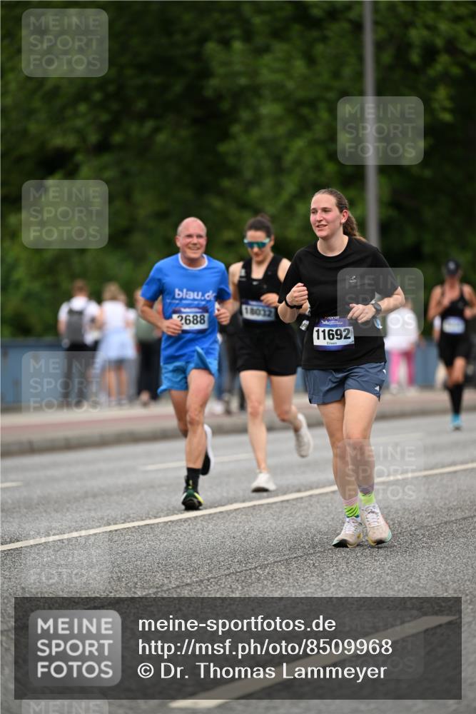 29.06.2025 - hella hamburg halbmarathon Dr. Thomas Lammeyer http://msf.ph/oto/8509968 29.06.2025 10:32:50 Kennedybrücke 2688, 3731, 4161, 4834, 5604, 5718, 6259, 6345, 7169, 8056, 9642, 9653, 9654, 9716, 10434, 10808 meine-sportfotos.de