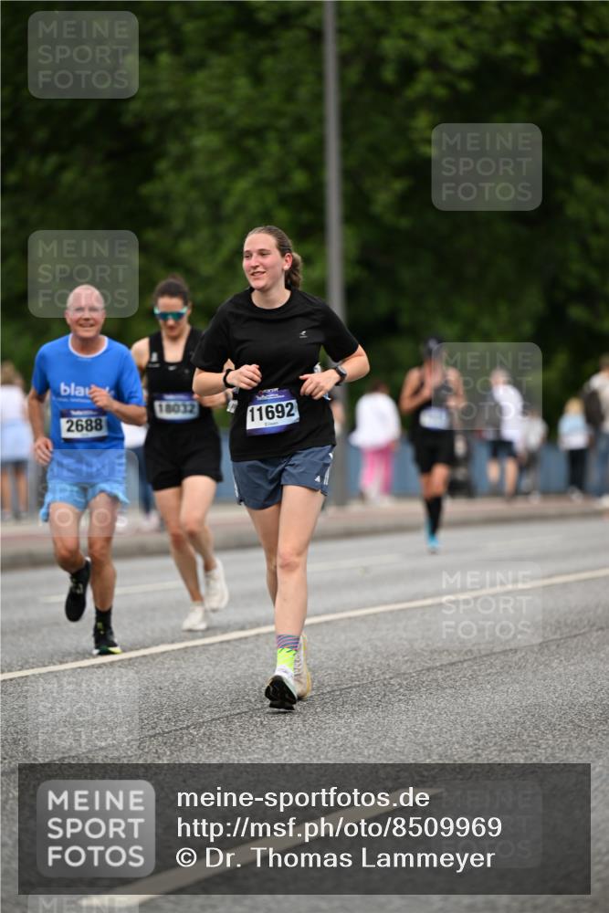 29.06.2025 - hella hamburg halbmarathon Dr. Thomas Lammeyer http://msf.ph/oto/8509969 29.06.2025 10:32:50 Kennedybrücke 2688, 3731, 4161, 4834, 5604, 5718, 6259, 6345, 7169, 8056, 9642, 9653, 9654, 9716, 10434, 10808 meine-sportfotos.de
