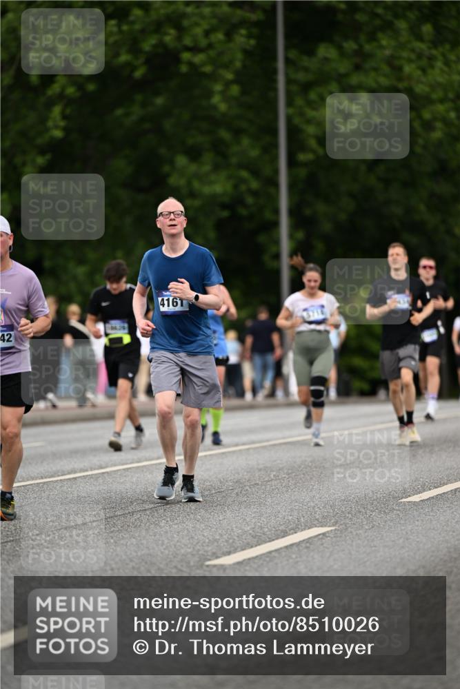 29.06.2025 - hella hamburg halbmarathon Dr. Thomas Lammeyer http://msf.ph/oto/8510026 29.06.2025 10:32:55 Kennedybrücke 2688, 3731, 4161, 5604, 5718, 6259, 6345, 7169, 8056, 9642, 9653, 9654, 9716, 10434, 10808 meine-sportfotos.de