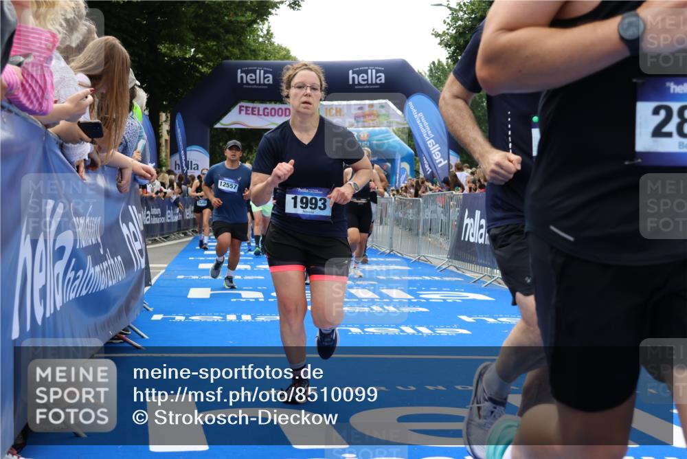 29.06.2025 - hella hamburg halbmarathon Strokosch-Dieckow http://msf.ph/oto/8510099 29.06.2025 11:16:47 Ziel 1161, 1332, 1548, 1982, 1993, 2860, 4828, 5002, 5004, 8239, 8357, 8645, 9349, 9709, 10460, 10819, 11537, 12289, 12557, 13611, 14552, 16861, 18150 meine-sportfotos.de