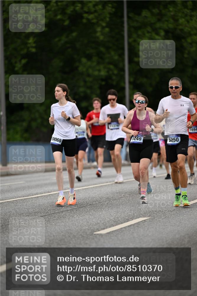 29.06.2025 - hella hamburg halbmarathon Dr. Thomas Lammeyer http://msf.ph/oto/8510370 29.06.2025 10:33:37 Kennedybrücke 1518, 1557, 1694, 1869, 2699, 3311, 4349, 4362, 4395, 4700, 4982, 5063, 5249, 5250, 5322, 6285, 7832, 8388, 8560, 9714, 10068, 10198, 11269, 11376 meine-sportfotos.de