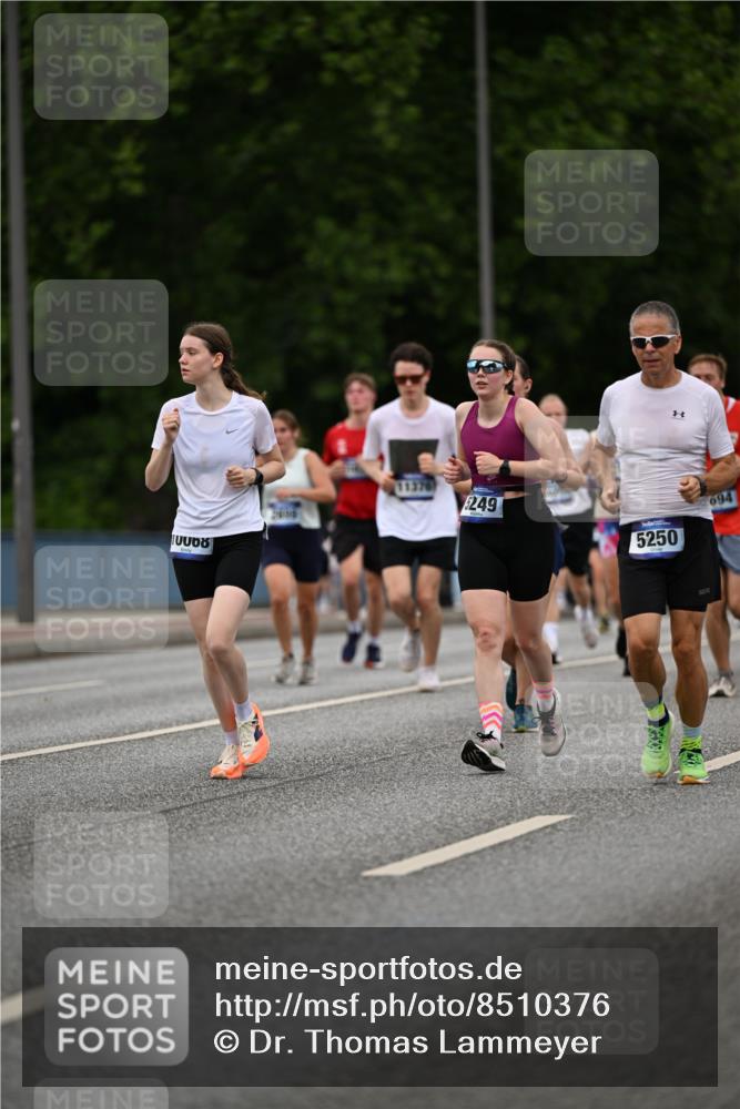 29.06.2025 - hella hamburg halbmarathon Dr. Thomas Lammeyer http://msf.ph/oto/8510376 29.06.2025 10:33:38 Kennedybrücke 1518, 1557, 1694, 1869, 2699, 3311, 4349, 4362, 4395, 4700, 4982, 5063, 5249, 5250, 5322, 6285, 7832, 8388, 8560, 10068, 10162, 11269, 11376 meine-sportfotos.de