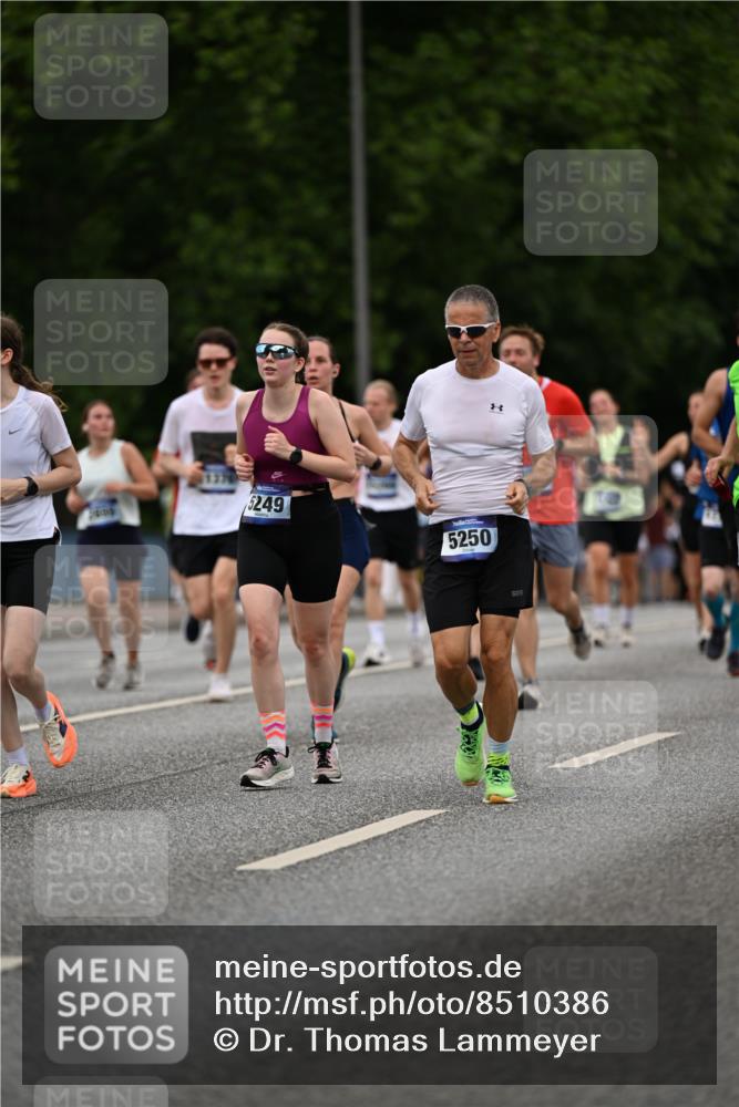 29.06.2025 - hella hamburg halbmarathon Dr. Thomas Lammeyer http://msf.ph/oto/8510386 29.06.2025 10:33:38 Kennedybrücke 1518, 1557, 1694, 1869, 2699, 3311, 4349, 4362, 4395, 4700, 4982, 5063, 5249, 5250, 5322, 6285, 7832, 8388, 8560, 10068, 10162, 11269, 11376 meine-sportfotos.de