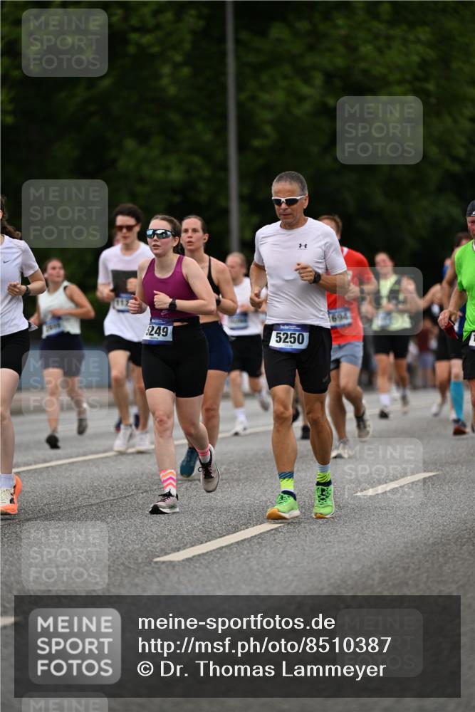 29.06.2025 - hella hamburg halbmarathon Dr. Thomas Lammeyer http://msf.ph/oto/8510387 29.06.2025 10:33:38 Kennedybrücke 1518, 1557, 1694, 1869, 2699, 3311, 4349, 4362, 4395, 4700, 4982, 5063, 5249, 5250, 5322, 6285, 7832, 8388, 8560, 10068, 10162, 11269, 11376 meine-sportfotos.de
