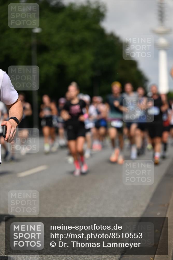 29.06.2025 - hella hamburg halbmarathon Dr. Thomas Lammeyer http://msf.ph/oto/8510553 29.06.2025 09:59:42 Kennedybrücke 1143, 1151, 1216, 1257, 1267, 1461, 1507, 1592, 1689, 1976, 2250, 2260, 2504, 2818, 2884, 3060, 3399, 3543, 3654, 3945, 4033, 4127, 4324, 4346, 4557, 4601, 4938, 5116, 5708, 6115, 6134, 6168, 6481, 6994, 7056, 7100, 7224, 7269, 7332, 7657, 8234, 8273, 8390, 8668, 8821, 8977, 8989, 9074, 9491, 9551, 9934, 10408, 10596, 10603, 10811, 10895, 11009 meine-sportfotos.de