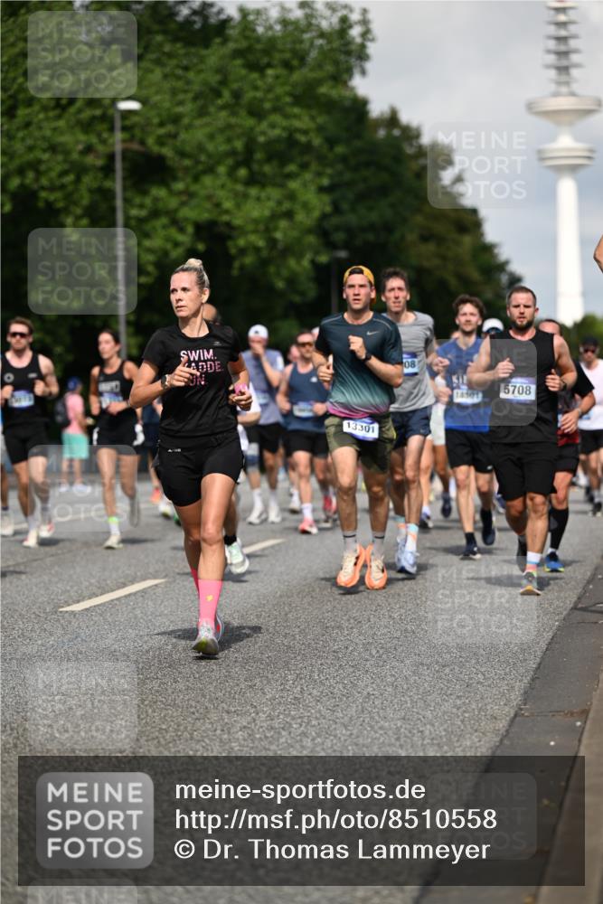 29.06.2025 - hella hamburg halbmarathon Dr. Thomas Lammeyer http://msf.ph/oto/8510558 29.06.2025 09:59:42 Kennedybrücke 1143, 1151, 1216, 1257, 1267, 1461, 1507, 1592, 1689, 1976, 2250, 2260, 2504, 2818, 2884, 3060, 3399, 3543, 3654, 3945, 4033, 4127, 4324, 4346, 4557, 4601, 4938, 5116, 5708, 6115, 6134, 6168, 6481, 6994, 7056, 7100, 7224, 7269, 7332, 7657, 8234, 8273, 8390, 8668, 8821, 8977, 8989, 9074, 9491, 9551, 9934, 10408, 10596, 10603, 10811, 10895, 11009 meine-sportfotos.de