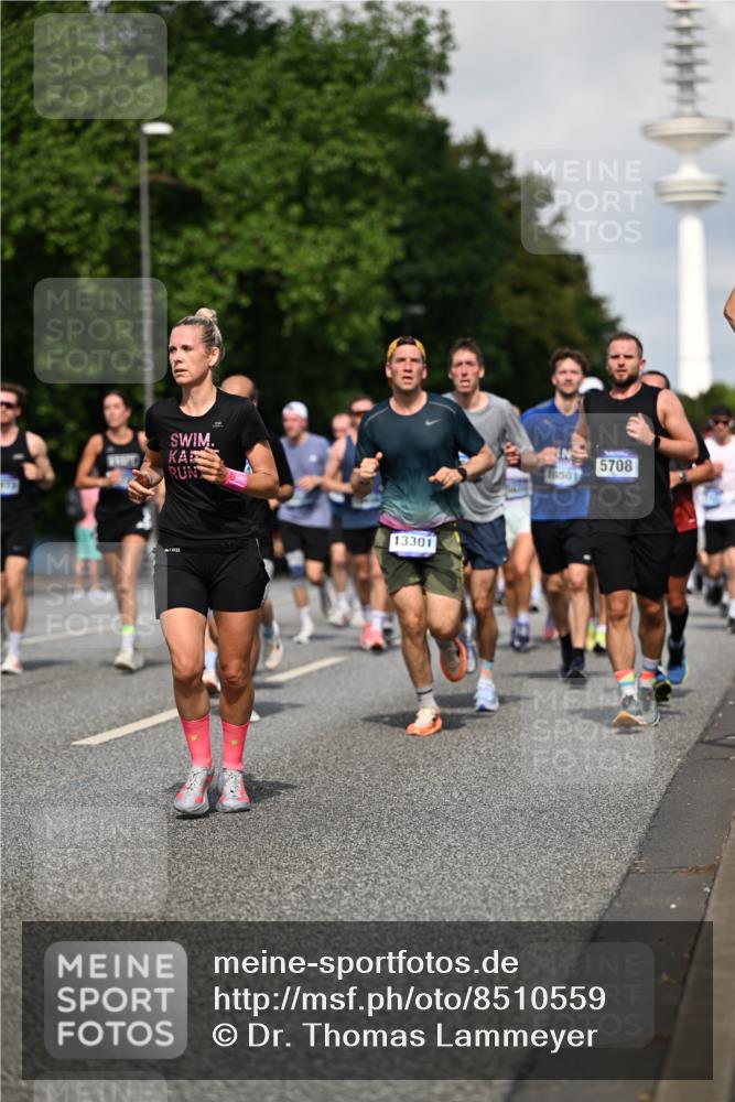 29.06.2025 - hella hamburg halbmarathon Dr. Thomas Lammeyer http://msf.ph/oto/8510559 29.06.2025 09:59:43 Kennedybrücke 1143, 1151, 1216, 1257, 1267, 1461, 1507, 1592, 1689, 1976, 2250, 2260, 2504, 2818, 2884, 3060, 3399, 3543, 3654, 3945, 4033, 4127, 4346, 4557, 4601, 4938, 5116, 5708, 6115, 6134, 6168, 6481, 6994, 7056, 7100, 7224, 7269, 7332, 7657, 8273, 8390, 8668, 8821, 8977, 8989, 9074, 9491, 9551, 9934, 10408, 10596, 10603, 10811, 10895, 11009 meine-sportfotos.de