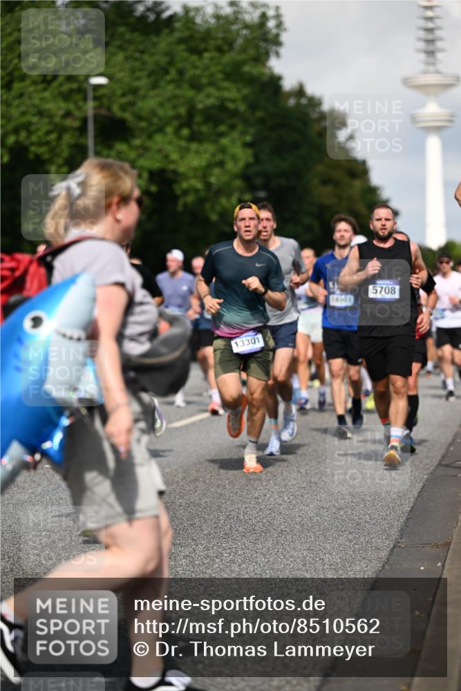 29.06.2025 - hella hamburg halbmarathon Dr. Thomas Lammeyer http://msf.ph/oto/8510562 29.06.2025 09:59:43 Kennedybrücke 1143, 1151, 1216, 1257, 1267, 1461, 1507, 1592, 1689, 1976, 2250, 2260, 2504, 2818, 2884, 3060, 3399, 3543, 3654, 3945, 4033, 4127, 4346, 4557, 4601, 4938, 5116, 5708, 6115, 6134, 6168, 6481, 6994, 7056, 7100, 7224, 7269, 7332, 7657, 8273, 8390, 8668, 8821, 8977, 8989, 9074, 9491, 9551, 9934, 10408, 10596, 10603, 10811, 10895, 11009 meine-sportfotos.de