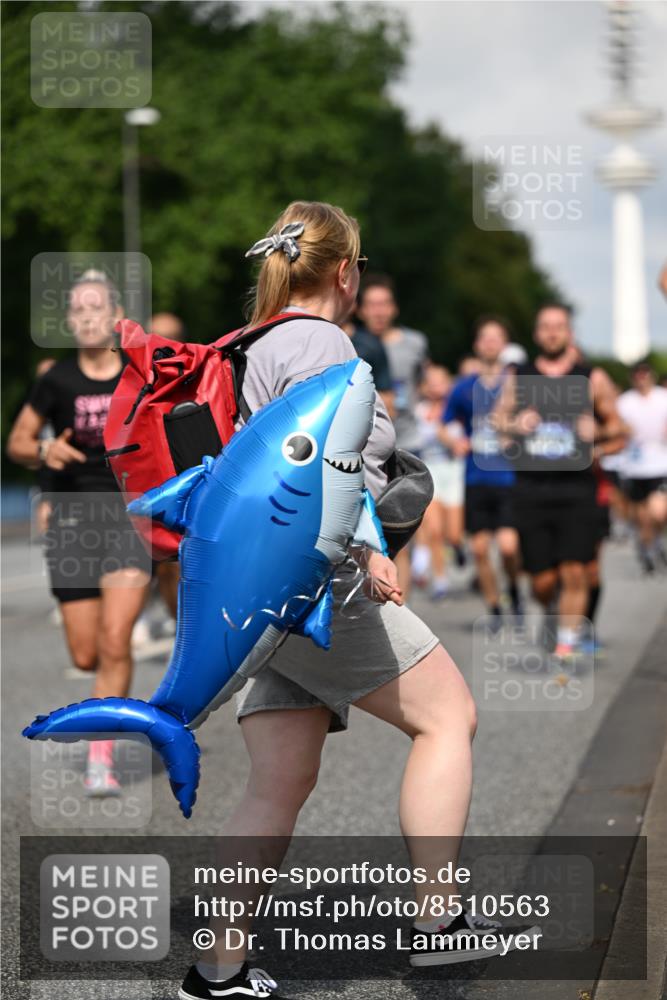 29.06.2025 - hella hamburg halbmarathon Dr. Thomas Lammeyer http://msf.ph/oto/8510563 29.06.2025 09:59:43 Kennedybrücke 1143, 1151, 1216, 1257, 1267, 1461, 1507, 1592, 1689, 1976, 2250, 2260, 2504, 2818, 2884, 3060, 3399, 3543, 3654, 3945, 4033, 4127, 4346, 4557, 4601, 4938, 5116, 5708, 6115, 6134, 6168, 6481, 6994, 7056, 7100, 7224, 7269, 7332, 7657, 8273, 8390, 8668, 8821, 8977, 8989, 9074, 9491, 9551, 9934, 10408, 10596, 10603, 10811, 10895, 11009 meine-sportfotos.de