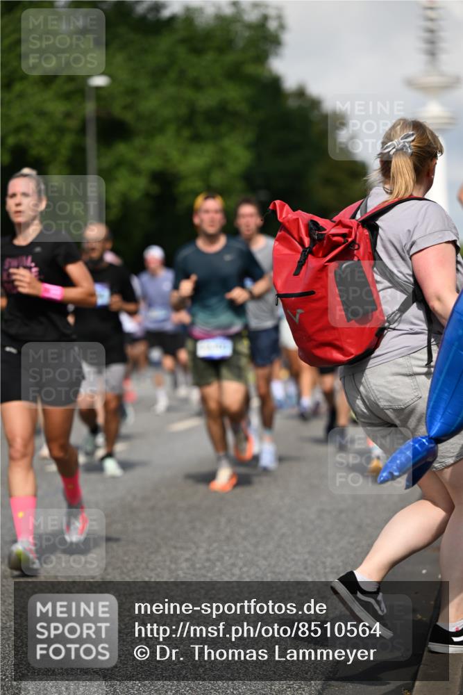 29.06.2025 - hella hamburg halbmarathon Dr. Thomas Lammeyer http://msf.ph/oto/8510564 29.06.2025 09:59:43 Kennedybrücke 1143, 1151, 1216, 1257, 1267, 1461, 1507, 1592, 1689, 1976, 2250, 2260, 2504, 2818, 2884, 3060, 3399, 3543, 3654, 3945, 4033, 4127, 4346, 4557, 4601, 4938, 5116, 5708, 6115, 6134, 6168, 6481, 6994, 7056, 7100, 7224, 7269, 7332, 7657, 8273, 8390, 8668, 8821, 8977, 8989, 9074, 9491, 9551, 9934, 10408, 10596, 10603, 10811, 10895, 11009 meine-sportfotos.de