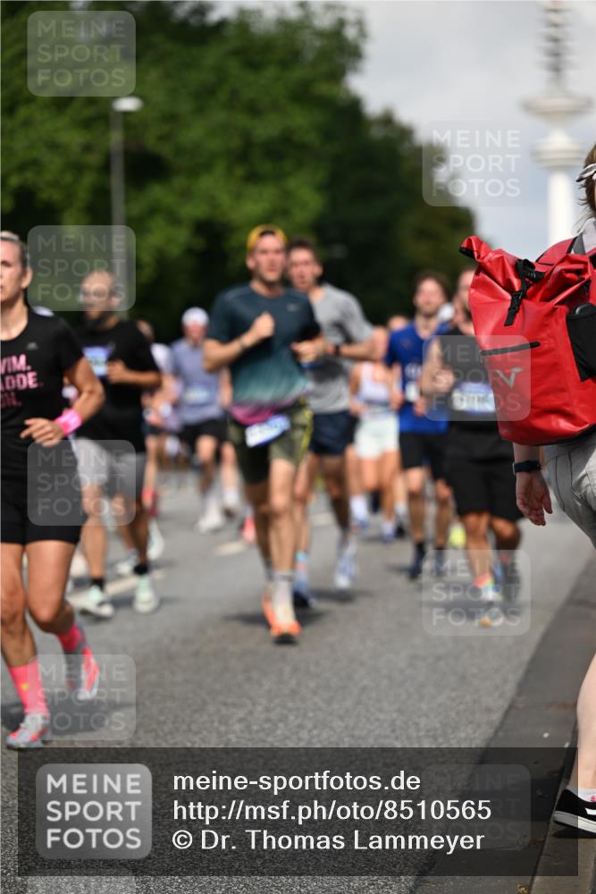 29.06.2025 - hella hamburg halbmarathon Dr. Thomas Lammeyer http://msf.ph/oto/8510565 29.06.2025 09:59:44 Kennedybrücke 1143, 1151, 1216, 1257, 1267, 1452, 1461, 1507, 1592, 1689, 1976, 2250, 2260, 2504, 2818, 2884, 3060, 3399, 3543, 3654, 3945, 4033, 4127, 4346, 4557, 4601, 4938, 5116, 5708, 6115, 6134, 6168, 6481, 6994, 7056, 7100, 7224, 7269, 7332, 7657, 8273, 8390, 8668, 8821, 8989, 9074, 9491, 9551, 9934, 10408, 10596, 10603, 10811, 10895, 11009 meine-sportfotos.de