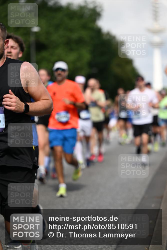 29.06.2025 - hella hamburg halbmarathon Dr. Thomas Lammeyer http://msf.ph/oto/8510591 29.06.2025 09:59:47 Kennedybrücke 1061, 1143, 1151, 1216, 1257, 1267, 1452, 1507, 1592, 1689, 1976, 2250, 2260, 2504, 2818, 2884, 3060, 3399, 3543, 3654, 3945, 4033, 4127, 4346, 4557, 4938, 5116, 5607, 5708, 6115, 6134, 6168, 6481, 6994, 7100, 7224, 7269, 7332, 7657, 8273, 8390, 8668, 8821, 8989, 9074, 9491, 9551, 9934, 10408, 10596, 10603, 10811, 10895, 11009 meine-sportfotos.de