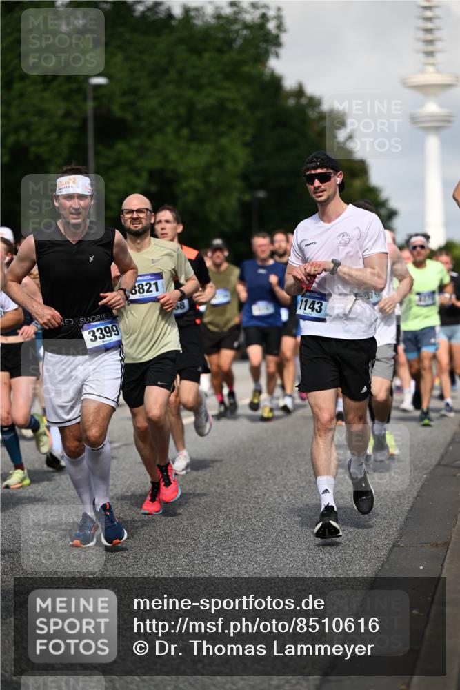29.06.2025 - hella hamburg halbmarathon Dr. Thomas Lammeyer http://msf.ph/oto/8510616 29.06.2025 09:59:49 Kennedybrücke 1061, 1120, 1143, 1151, 1216, 1257, 1267, 1452, 1507, 1592, 1689, 1976, 2250, 2260, 2504, 2818, 2884, 3060, 3399, 3543, 3945, 4033, 4127, 4346, 4557, 4938, 5116, 5607, 5708, 6115, 6134, 6168, 6481, 6994, 7100, 7224, 7332, 7943, 8273, 8390, 8668, 8821, 8989, 9074, 9551, 9934, 10408, 10596, 10603, 10811, 10895, 11009 meine-sportfotos.de