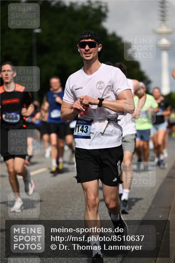 29.06.2025 - hella hamburg halbmarathon Dr. Thomas Lammeyer http://msf.ph/oto/8510637 29.06.2025 09:59:51 Kennedybrücke 1061, 1120, 1143, 1216, 1257, 1267, 1452, 1507, 1592, 1976, 2250, 2260, 2504, 2818, 2884, 2953, 3060, 3399, 3543, 3945, 4127, 4346, 4557, 4938, 5116, 5607, 5708, 6115, 6134, 6168, 6481, 6994, 7100, 7224, 7583, 7943, 8273, 8390, 8668, 8821, 8989, 9074, 9551, 10408, 10596, 10603, 10811, 10895, 11009 meine-sportfotos.de