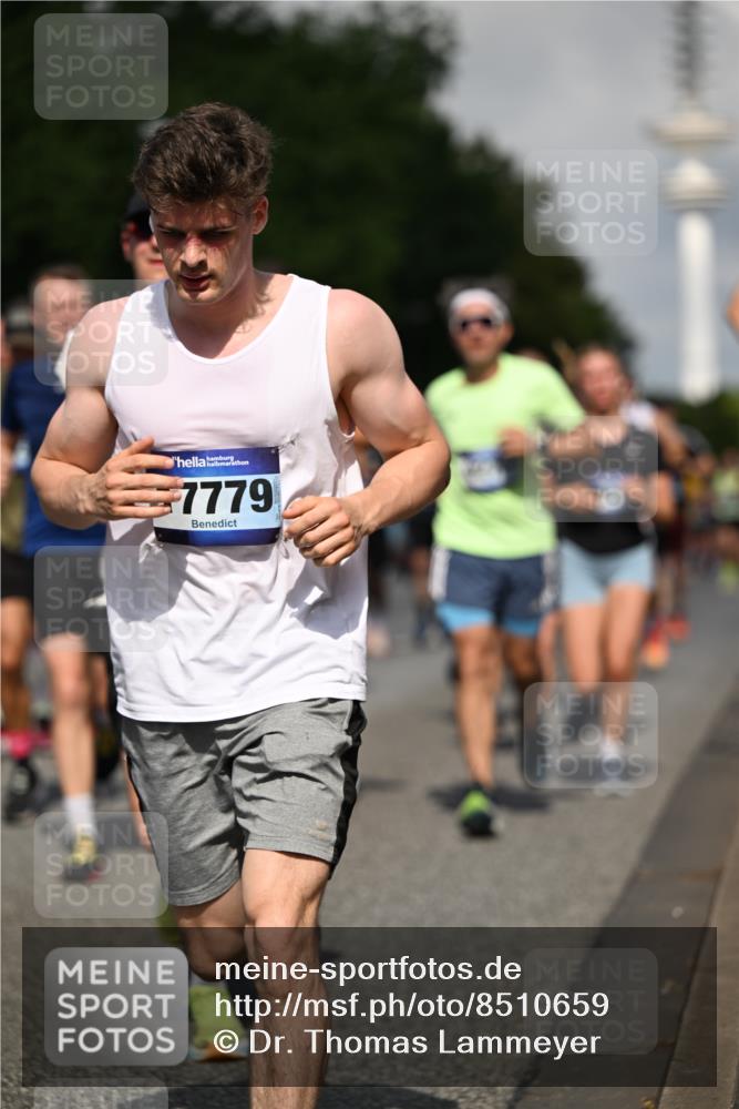 29.06.2025 - hella hamburg halbmarathon Dr. Thomas Lammeyer http://msf.ph/oto/8510659 29.06.2025 09:59:52 Kennedybrücke 1061, 1120, 1143, 1257, 1267, 1452, 1507, 1592, 1976, 2250, 2260, 2504, 2818, 2884, 2953, 3060, 3399, 3543, 3945, 4346, 4557, 4938, 5116, 5607, 5708, 6115, 6134, 6168, 6481, 6994, 7100, 7224, 7583, 7943, 8273, 8390, 8668, 8821, 8989, 9074, 10408, 10596, 10603, 10811, 10895, 11009 meine-sportfotos.de