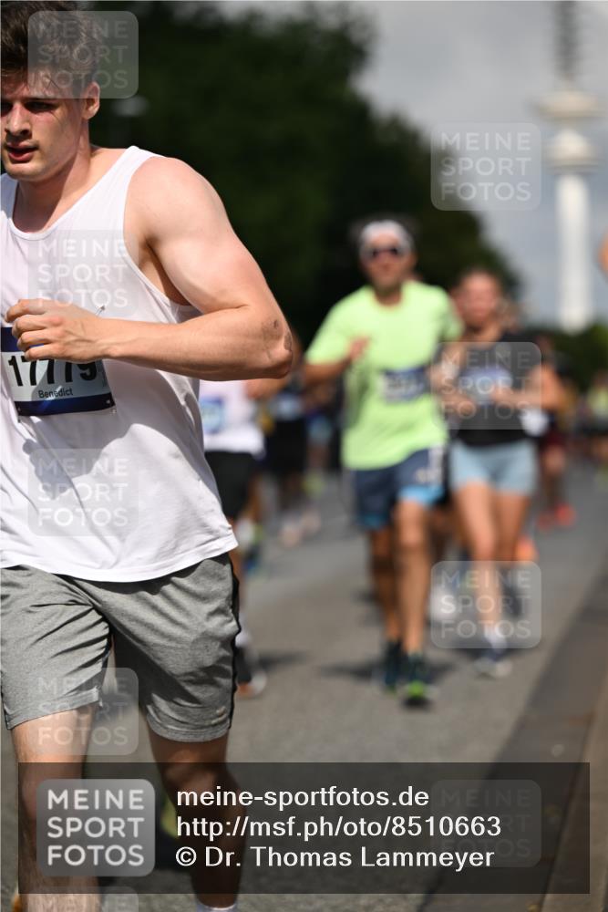 29.06.2025 - hella hamburg halbmarathon Dr. Thomas Lammeyer http://msf.ph/oto/8510663 29.06.2025 09:59:53 Kennedybrücke 1061, 1120, 1143, 1257, 1267, 1452, 1502, 1507, 1592, 1976, 2250, 2260, 2504, 2818, 2884, 2953, 3060, 3399, 3543, 3945, 4346, 4557, 5116, 5607, 5708, 6115, 6134, 6168, 6994, 7100, 7224, 7583, 7943, 8273, 8390, 8668, 8821, 8989, 9074, 10408, 10596, 10603, 10895, 11009 meine-sportfotos.de