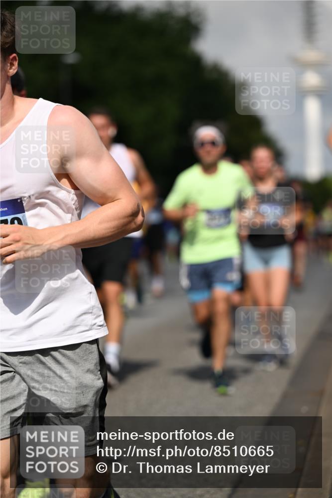 29.06.2025 - hella hamburg halbmarathon Dr. Thomas Lammeyer http://msf.ph/oto/8510665 29.06.2025 09:59:53 Kennedybrücke 1061, 1120, 1143, 1257, 1267, 1452, 1502, 1507, 1592, 1976, 2250, 2260, 2504, 2818, 2884, 2953, 3060, 3399, 3543, 3945, 4346, 4557, 5116, 5607, 5708, 6115, 6134, 6168, 6994, 7100, 7224, 7583, 7943, 8273, 8390, 8668, 8821, 8989, 9074, 10408, 10596, 10603, 10895, 11009 meine-sportfotos.de