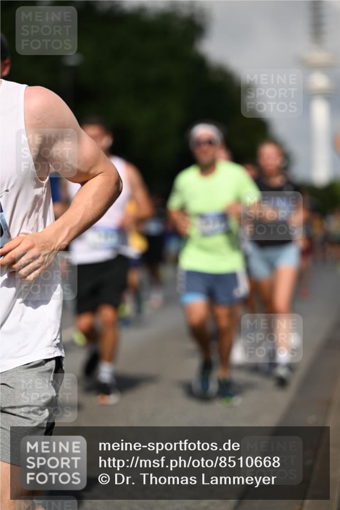 29.06.2025 - hella hamburg halbmarathon Dr. Thomas Lammeyer http://msf.ph/oto/8510668 29.06.2025 09:59:53 Kennedybrücke 1061, 1120, 1143, 1257, 1267, 1452, 1502, 1507, 1592, 1976, 2250, 2260, 2504, 2818, 2884, 2953, 3060, 3399, 3543, 3945, 4346, 4557, 5116, 5607, 5708, 6115, 6134, 6168, 6994, 7100, 7224, 7583, 7943, 8273, 8390, 8668, 8821, 8989, 9074, 10408, 10596, 10603, 10895, 11009 meine-sportfotos.de