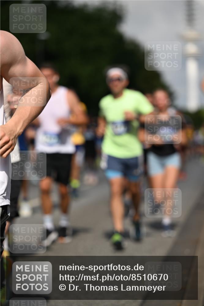 29.06.2025 - hella hamburg halbmarathon Dr. Thomas Lammeyer http://msf.ph/oto/8510670 29.06.2025 09:59:53 Kennedybrücke 1061, 1120, 1143, 1257, 1267, 1452, 1502, 1507, 1592, 1976, 2250, 2260, 2504, 2818, 2884, 2953, 3060, 3399, 3543, 3945, 4346, 4557, 5116, 5607, 5708, 6115, 6134, 6168, 6994, 7100, 7224, 7583, 7943, 8273, 8390, 8668, 8821, 8989, 9074, 10408, 10596, 10603, 10895, 11009 meine-sportfotos.de