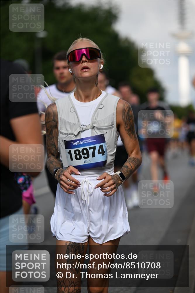 29.06.2025 - hella hamburg halbmarathon Dr. Thomas Lammeyer http://msf.ph/oto/8510708 29.06.2025 09:59:56 Kennedybrücke 1061, 1120, 1143, 1257, 1267, 1452, 1499, 1502, 1507, 1592, 1976, 2250, 2260, 2504, 2818, 2884, 2953, 3060, 3399, 3543, 4346, 4557, 5116, 5600, 5607, 5708, 6115, 6134, 6168, 6994, 7100, 7178, 7583, 7943, 8273, 8390, 8668, 8821, 8989, 9074, 9793, 10408, 10596, 10603, 10891, 10895, 11009 meine-sportfotos.de