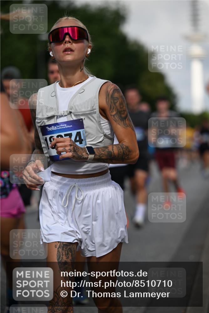 29.06.2025 - hella hamburg halbmarathon Dr. Thomas Lammeyer http://msf.ph/oto/8510710 29.06.2025 09:59:56 Kennedybrücke 1061, 1120, 1143, 1257, 1267, 1452, 1499, 1502, 1507, 1592, 1976, 2250, 2260, 2504, 2818, 2884, 2953, 3060, 3399, 3543, 4346, 4557, 5116, 5600, 5607, 5708, 6115, 6134, 6168, 6994, 7100, 7178, 7583, 7943, 8273, 8390, 8668, 8821, 8989, 9074, 9793, 10408, 10596, 10603, 10891, 10895, 11009 meine-sportfotos.de