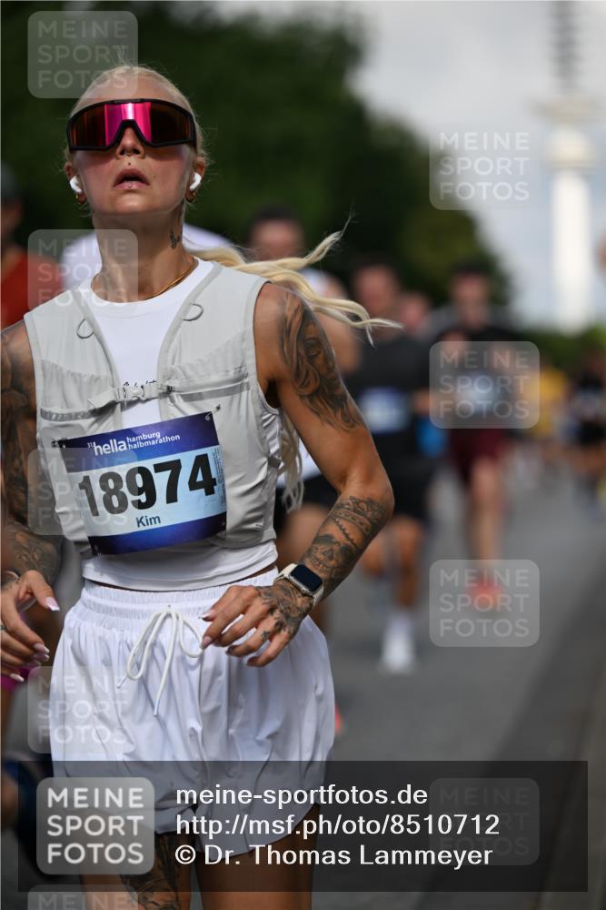 29.06.2025 - hella hamburg halbmarathon Dr. Thomas Lammeyer http://msf.ph/oto/8510712 29.06.2025 09:59:56 Kennedybrücke 1061, 1120, 1143, 1257, 1267, 1452, 1499, 1502, 1507, 1592, 1976, 2250, 2260, 2504, 2818, 2884, 2953, 3060, 3399, 3543, 4346, 4557, 5116, 5600, 5607, 5708, 6115, 6134, 6168, 6994, 7100, 7178, 7583, 7943, 8273, 8390, 8668, 8821, 8989, 9074, 9793, 10408, 10596, 10603, 10891, 10895, 11009 meine-sportfotos.de