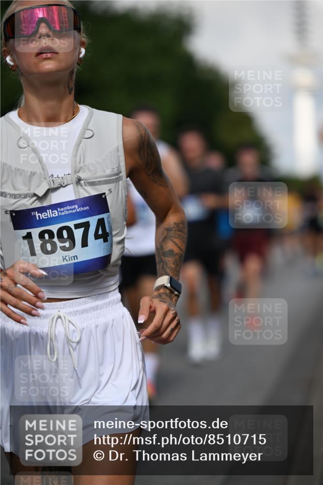 29.06.2025 - hella hamburg halbmarathon Dr. Thomas Lammeyer http://msf.ph/oto/8510715 29.06.2025 09:59:56 Kennedybrücke 1061, 1120, 1143, 1257, 1267, 1452, 1499, 1502, 1507, 1592, 1976, 2250, 2260, 2504, 2818, 2884, 2953, 3060, 3399, 3543, 4346, 4557, 5116, 5600, 5607, 5708, 6115, 6134, 6168, 6994, 7100, 7178, 7583, 7943, 8273, 8390, 8668, 8821, 8989, 9074, 9793, 10408, 10596, 10603, 10891, 10895, 11009 meine-sportfotos.de