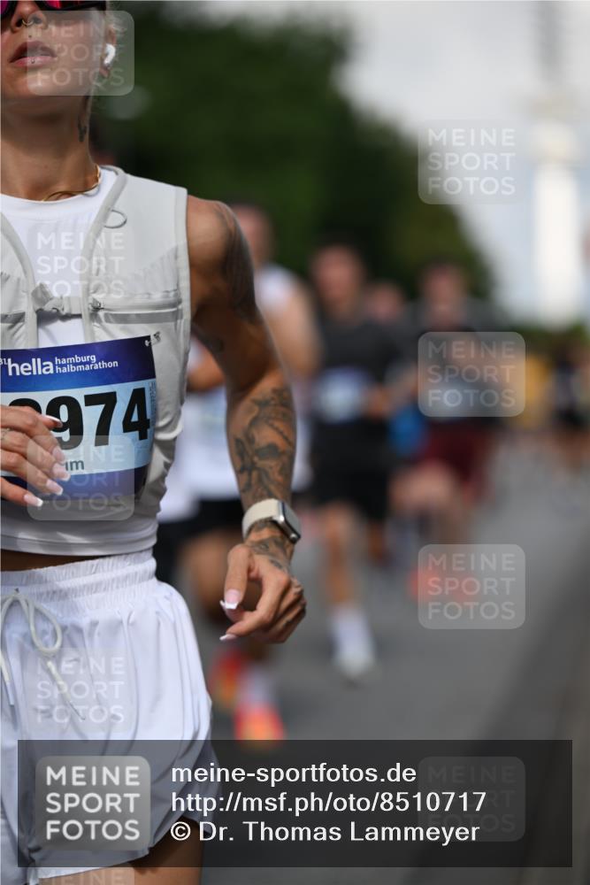 29.06.2025 - hella hamburg halbmarathon Dr. Thomas Lammeyer http://msf.ph/oto/8510717 29.06.2025 09:59:56 Kennedybrücke 1061, 1120, 1143, 1257, 1267, 1452, 1499, 1502, 1507, 1592, 1976, 2250, 2260, 2504, 2818, 2884, 2953, 3060, 3399, 3543, 4346, 4557, 5116, 5600, 5607, 5708, 6115, 6134, 6168, 6994, 7100, 7178, 7583, 7943, 8273, 8390, 8668, 8821, 8989, 9074, 9793, 10408, 10596, 10603, 10891, 10895, 11009 meine-sportfotos.de