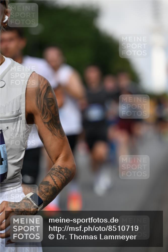 29.06.2025 - hella hamburg halbmarathon Dr. Thomas Lammeyer http://msf.ph/oto/8510719 29.06.2025 09:59:57 Kennedybrücke 1061, 1120, 1143, 1257, 1267, 1452, 1499, 1502, 1507, 1592, 1976, 2250, 2260, 2504, 2818, 2884, 2953, 3060, 3399, 3543, 4346, 4557, 5116, 5600, 5607, 5708, 6115, 6134, 6168, 6994, 7178, 7583, 7943, 8273, 8390, 8668, 8821, 8989, 9074, 9793, 10408, 10596, 10603, 10891, 10895, 11009 meine-sportfotos.de