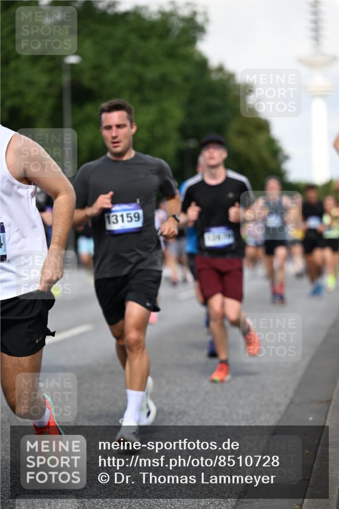 29.06.2025 - hella hamburg halbmarathon Dr. Thomas Lammeyer http://msf.ph/oto/8510728 29.06.2025 09:59:57 Kennedybrücke 1061, 1120, 1143, 1257, 1267, 1452, 1499, 1502, 1507, 1592, 1976, 2250, 2260, 2504, 2818, 2884, 2953, 3060, 3399, 3543, 4346, 4557, 5116, 5600, 5607, 5708, 6115, 6134, 6168, 6994, 7178, 7583, 7943, 8273, 8390, 8668, 8821, 8989, 9074, 9793, 10408, 10596, 10603, 10891, 10895, 11009 meine-sportfotos.de