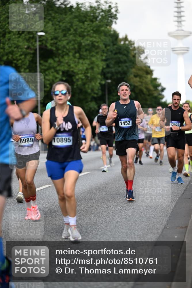29.06.2025 - hella hamburg halbmarathon Dr. Thomas Lammeyer http://msf.ph/oto/8510761 29.06.2025 10:00:00 Kennedybrücke 1061, 1120, 1143, 1257, 1267, 1452, 1499, 1502, 1507, 1592, 1976, 2250, 2260, 2504, 2818, 2884, 2953, 3060, 3399, 3543, 4077, 4346, 4557, 4711, 5116, 5600, 5607, 5978, 6115, 6134, 6168, 7178, 7583, 7943, 8273, 8390, 8668, 8821, 8989, 9074, 9695, 9793, 10408, 10603, 10891, 10895, 11009 meine-sportfotos.de