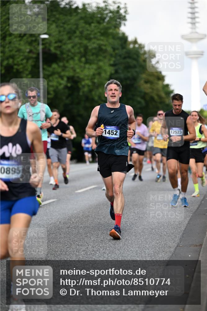 29.06.2025 - hella hamburg halbmarathon Dr. Thomas Lammeyer http://msf.ph/oto/8510774 29.06.2025 10:00:01 Kennedybrücke 1061, 1120, 1143, 1257, 1267, 1452, 1499, 1502, 1507, 1592, 1976, 2250, 2260, 2504, 2818, 2884, 2953, 3060, 3399, 3543, 4077, 4557, 4711, 5116, 5600, 5607, 5978, 6115, 6134, 6168, 7178, 7583, 7943, 8273, 8390, 8668, 8821, 8989, 9074, 9695, 9793, 10408, 10603, 10891, 10895, 11009 meine-sportfotos.de