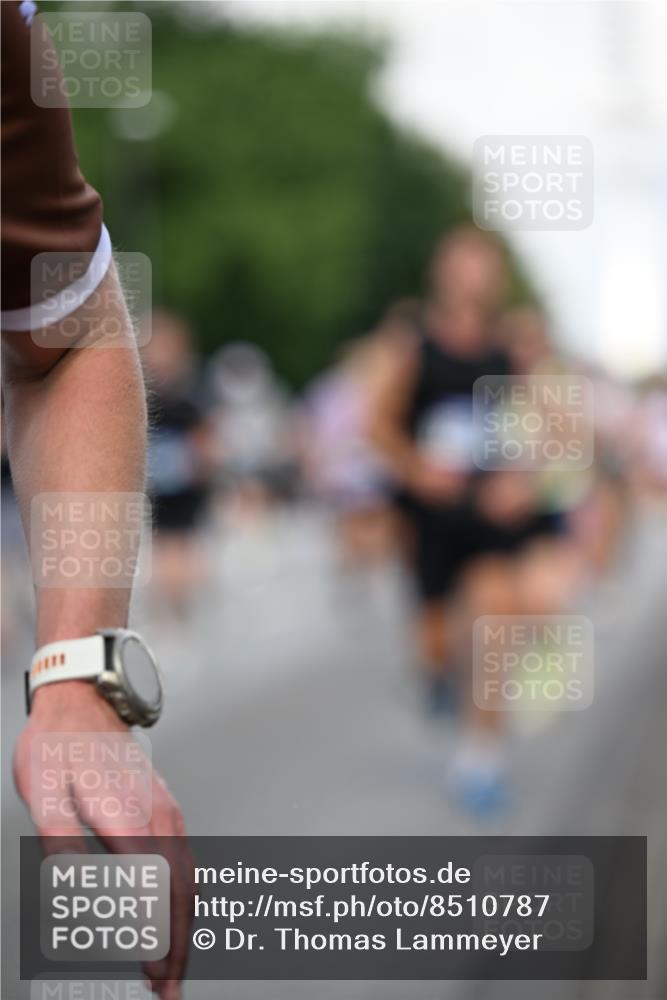 29.06.2025 - hella hamburg halbmarathon Dr. Thomas Lammeyer http://msf.ph/oto/8510787 29.06.2025 10:00:03 Kennedybrücke 1061, 1120, 1257, 1267, 1452, 1499, 1502, 1507, 1592, 1976, 2250, 2504, 2818, 2884, 2953, 3256, 3543, 4077, 4557, 4711, 5116, 5600, 5607, 5978, 6115, 6168, 6511, 6512, 7178, 7583, 7943, 8273, 8668, 8989, 9074, 9695, 9793, 10408, 10603, 10891, 10895, 11009, 11124 meine-sportfotos.de