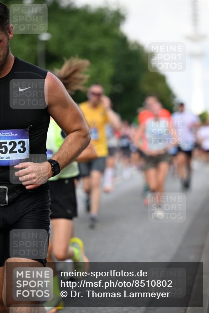 29.06.2025 - hella hamburg halbmarathon Dr. Thomas Lammeyer http://msf.ph/oto/8510802 29.06.2025 10:00:05 Kennedybrücke 1061, 1120, 1257, 1267, 1452, 1499, 1502, 1592, 1976, 2250, 2504, 2818, 2953, 3256, 3543, 4077, 4557, 4711, 5482, 5600, 5607, 5978, 6115, 6168, 6511, 6512, 7178, 7583, 7943, 8273, 8335, 8989, 9638, 9695, 9793, 10408, 10891, 10895, 11124 meine-sportfotos.de