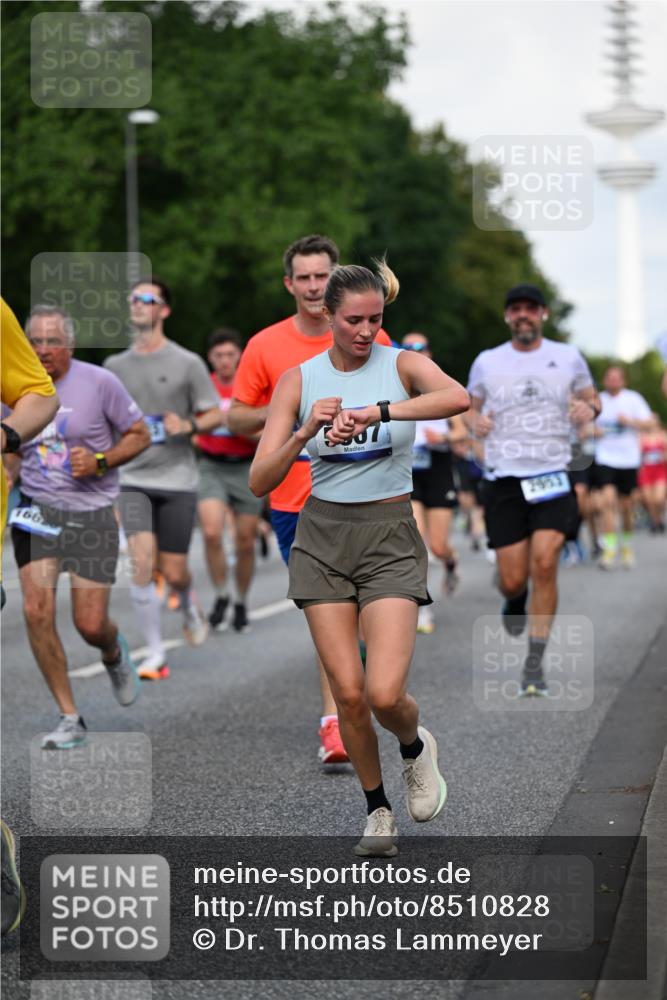 29.06.2025 - hella hamburg halbmarathon Dr. Thomas Lammeyer http://msf.ph/oto/8510828 29.06.2025 10:00:07 Kennedybrücke 1061, 1120, 1452, 1499, 1502, 1592, 1976, 2504, 2953, 3256, 4077, 4404, 4711, 5482, 5600, 5607, 5978, 6511, 6512, 7178, 7583, 7943, 8335, 8989, 9638, 9695, 9793, 10408, 10891, 10895, 11124, 11231 meine-sportfotos.de