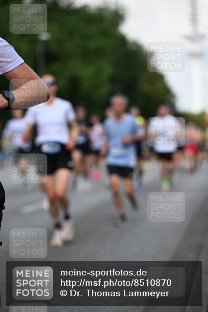 29.06.2025 - hella hamburg halbmarathon Dr. Thomas Lammeyer http://msf.ph/oto/8510870 29.06.2025 10:00:10 Kennedybrücke 1061, 1120, 1452, 1499, 1502, 1592, 1628, 1976, 2083, 2953, 3256, 4077, 4377, 4404, 4711, 5482, 5600, 5607, 5978, 6511, 6512, 7178, 7583, 7943, 8335, 8921, 8989, 9597, 9638, 9695, 9793, 10891, 10895, 11124, 11231 meine-sportfotos.de