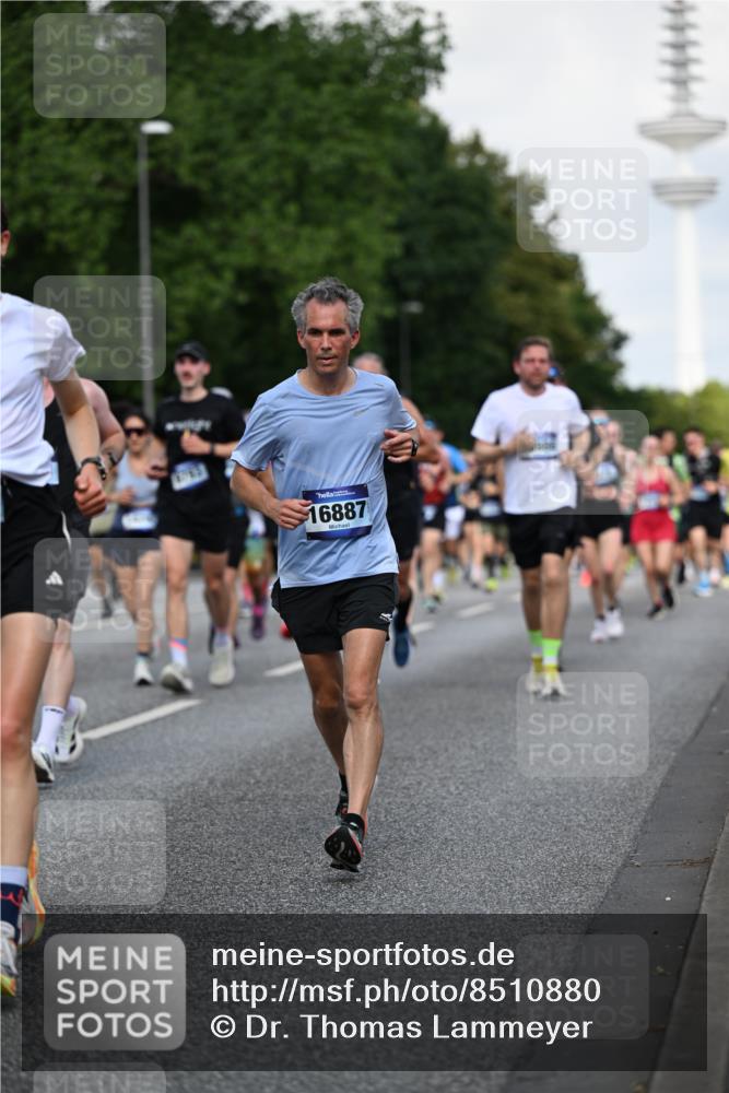 29.06.2025 - hella hamburg halbmarathon Dr. Thomas Lammeyer http://msf.ph/oto/8510880 29.06.2025 10:00:11 Kennedybrücke 1061, 1120, 1452, 1499, 1502, 1592, 1628, 1976, 2083, 2953, 3256, 4077, 4377, 4404, 4711, 5482, 5600, 5607, 5978, 6511, 6512, 7178, 7583, 7943, 8335, 8921, 8989, 9597, 9638, 9695, 9793, 10891, 10895, 11124, 11231 meine-sportfotos.de