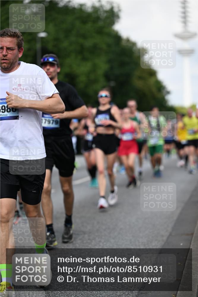 29.06.2025 - hella hamburg halbmarathon Dr. Thomas Lammeyer http://msf.ph/oto/8510931 29.06.2025 10:00:15 Kennedybrücke 1061, 1120, 1499, 1502, 1628, 1877, 2013, 2083, 2953, 2996, 3256, 4065, 4077, 4377, 4404, 4635, 4711, 5482, 5600, 5607, 5978, 6286, 6511, 6512, 7178, 7383, 7475, 7583, 7943, 8261, 8335, 8921, 9537, 9597, 9638, 9695, 9793, 10508, 10891, 11124, 11231 meine-sportfotos.de