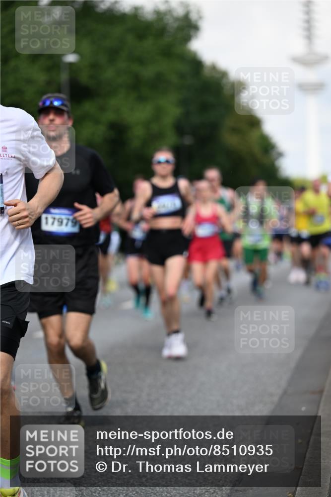 29.06.2025 - hella hamburg halbmarathon Dr. Thomas Lammeyer http://msf.ph/oto/8510935 29.06.2025 10:00:15 Kennedybrücke 1061, 1120, 1499, 1502, 1628, 1877, 2013, 2083, 2953, 2996, 3256, 4065, 4077, 4377, 4404, 4635, 4711, 5482, 5600, 5607, 5978, 6286, 6511, 6512, 7178, 7383, 7475, 7583, 7943, 8261, 8335, 8921, 9537, 9597, 9638, 9695, 9793, 10508, 10891, 11124, 11231 meine-sportfotos.de