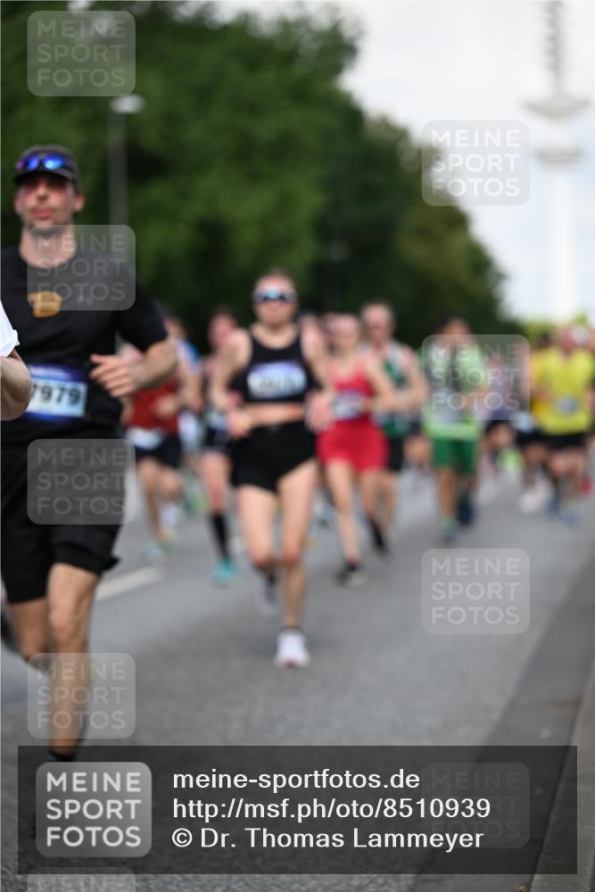 29.06.2025 - hella hamburg halbmarathon Dr. Thomas Lammeyer http://msf.ph/oto/8510939 29.06.2025 10:00:15 Kennedybrücke 1061, 1120, 1499, 1502, 1628, 1877, 2013, 2083, 2953, 2996, 3256, 4065, 4077, 4377, 4404, 4635, 4711, 5482, 5600, 5607, 5978, 6286, 6511, 6512, 7178, 7383, 7475, 7583, 7943, 8261, 8335, 8921, 9537, 9597, 9638, 9695, 9793, 10508, 10891, 11124, 11231 meine-sportfotos.de